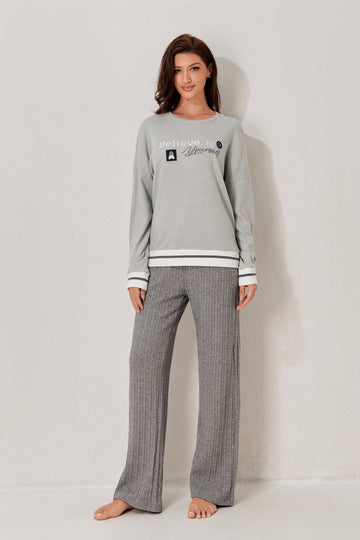 طقم بيجاما من قطعتين مع تقليم متباين 