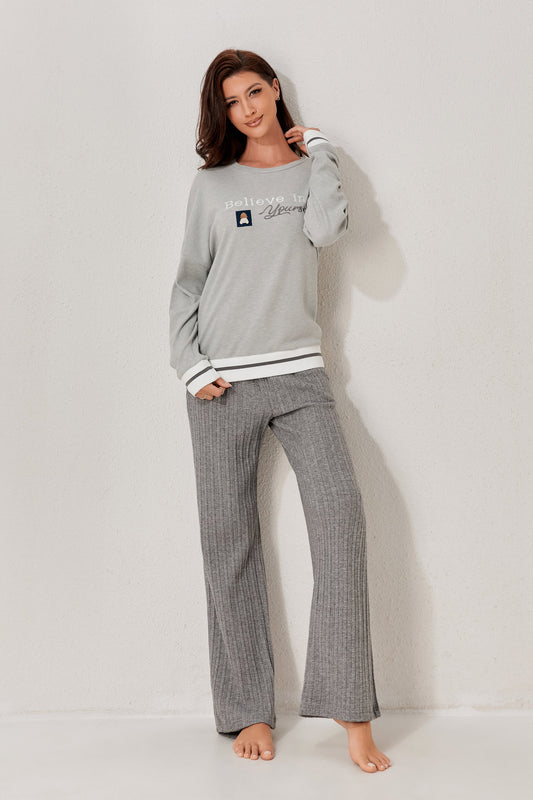 طقم بيجاما من قطعتين مع تقليم متباين 