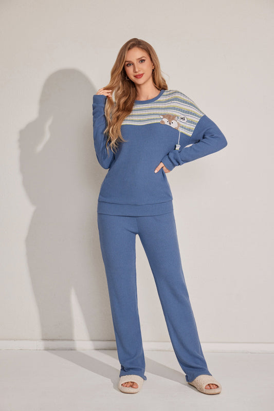 طقم ملابس صالة مطبوعة من قطعتين مع قميص بأكمام طويلة 
