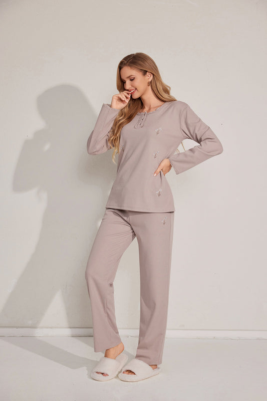 طقم بيجامة محايدة من قطعتين