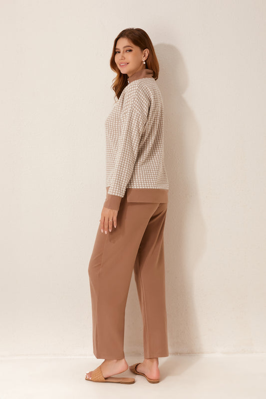 طقم ملابس نوم أساسية من قطعتين مع بنطلون متباين 
