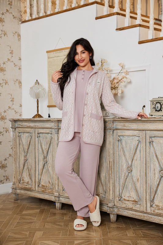 طقم رداء من ثلاث قطع مع بلوزة وبنطلون